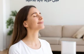 زن جوان در حال لذت بردن از هوای پاک در خانه مدرن با دستگاه تصفیه هوا و لوگوی دلفین